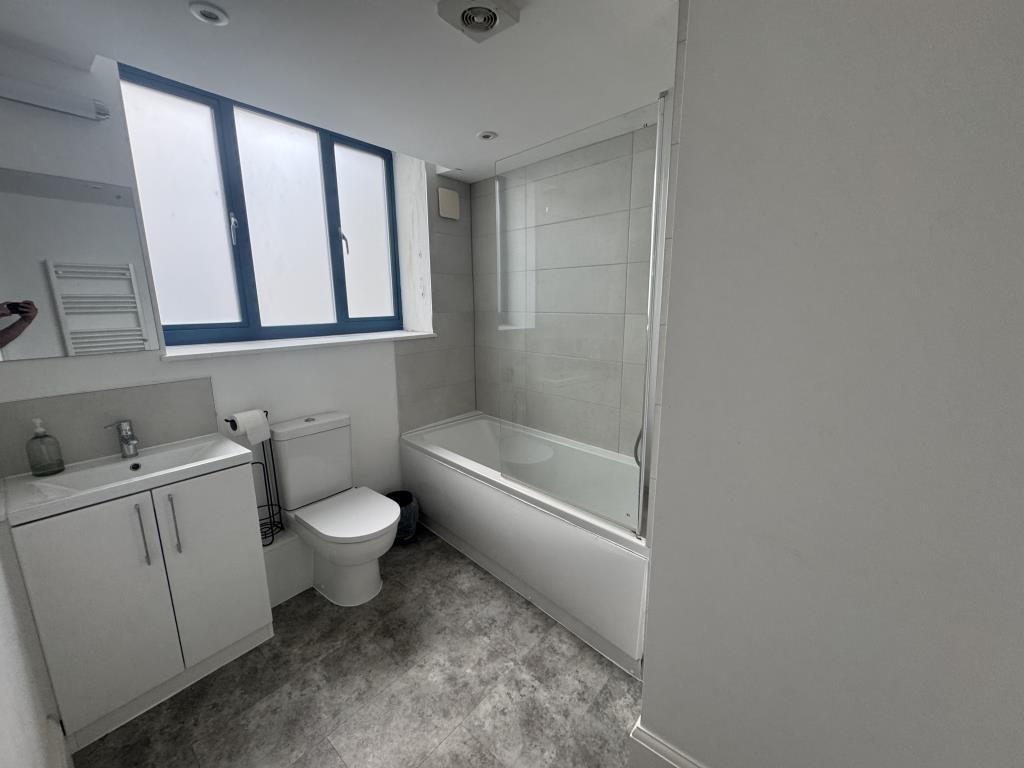 Lot: 87 - A WELL PRESENTED FLAT WITHIN CLOSE PROXIMITY TO TORQUAY HARBOUR - Bathroom